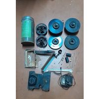 Лот приборов и устройств для фото (фотографирование), вспышка, проявочные бачки, банка от аэрофотоплёнки, пинцеты и др.