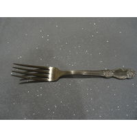 Вилка,модель "Чайная роза", довольно редкая, винтаж  СССР, нейзильбер, клеймо МНЦ, г.Кольчугино, длина 21,5 см.