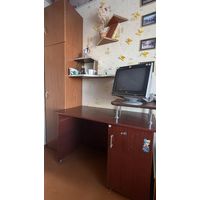 Компьютерный стол с подставкой для монитора