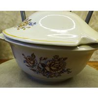 Супница  Добрушский фарфоровый завод с небольшим дефектом.