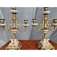 Пара винтажных канделябров.