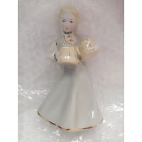 Девушка с кружками. Рига.