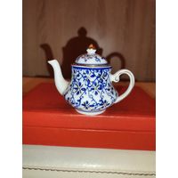 Миниатюрный, фарфоровый чайник, высота 7 см., клеймо, без сколов и трещин.