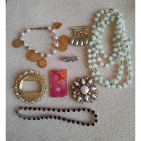 Лот бижутерии: броши, бусы, кулоны.