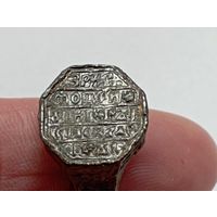 Перстень крупный ,пятистрочный "Зри Смотри Купи Перъстенъ Добрьи".Свинцово-оловянистый сплав.Предположительно 17-18 век