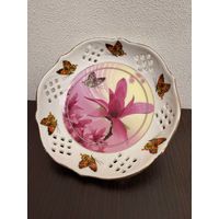 Декоративная фарфоровая тарелка с ажурными краями.