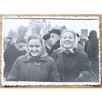 Фото из СССР. На демонстрации. Глубокое. 1957 г. 8.5х11.5 см
