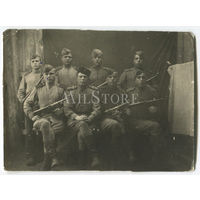 Групповое фото с бойцами РККА. В руках ППС. 1945-й.