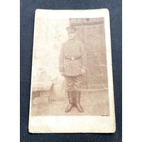 Фотооткрытка 1 Мировая война / Немецкий пехотинец китель (Feldbluse), фуражка, "маршевые сапоги" (Marschstiefel)