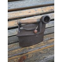 Старинный утюг с трубой n8