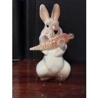 Фарфоровая статуэтка Заяц с морковкой. ЛФЗ