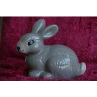 Статуэтка  " Заяц "  ( большой )  , керамика   ( высота 16,5 см , длинна 19 см   целый