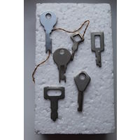 Разные маленькие ключики от чемоданов и других замочков