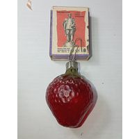 Игрушка на ёлку ,  Клубника , винтаж , стекло , СССР . С рубля