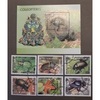 Марки. Камбоджа. 2000 год. Фауна. Жуки (блок и 6 марок)