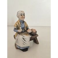 Бабушка чистит яблоки. Бисквит. Европа