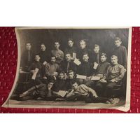 Фото группа студентов техникума с дипломами г ГОМЕЛЬ 1920г(А 27)