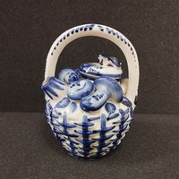 Чайник фарфоровый Корзинка с грибами, объем 0,5 л. Гжель