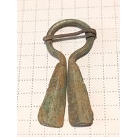 Старинная застёжка для одежды .  45*20 мм. Бронза. Всё целое.