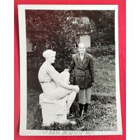 Фото у гипсовой фигуры. Турбаза "Вележ". 1967 г. 9х12.5 см.