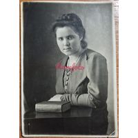 1945 Девушка с томиком Пушкина ретро фото типажи