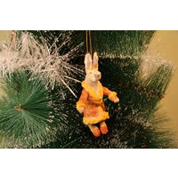 Ёлочная игрушка папье-маше, "Зайчиха в халате".