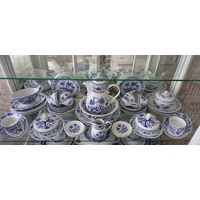 Сервиз кофейно- столовый Луковый рисунок на 6 персон, 47предметов. КАХЛА, ГЕРМАНИЯ. С рубля.