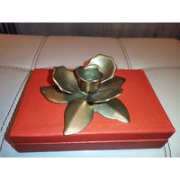 Винтажный, латунный подсвечник в форме цветка.