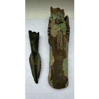 Стрела и часть бронзового топора старинные