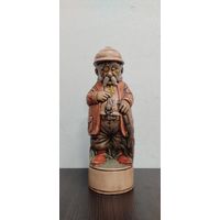 Винтажный керамический штоф ( бутылка для алкоголя )в форме фигурки охотника , подойдет как декоративная статуэтка .