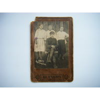 Фото Толкачёва 1926г. Комиссар в ботфортах на фоне девушек. Мода.