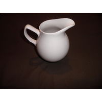 Большой кувшин,молочник(1,5 л.высота 20 см.),бельё.С рубля.