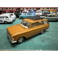 Москвич 426 с багажником, решётка с двумя круглыми фарами, редкий светло-коричневый цвет. Пятничный вечер в синих, голубых и серых тонах.