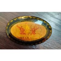 Винтажная брошь (лаковая миниатюра , выполненная в стиле Палехской росписи ) папье-маше , с подписью художника , на фото видно