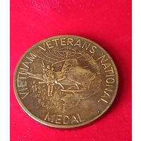 Настольная национальная медаль ветеранов Вьетнама (Vietnam Veterans National Medal), выпущенная Монетным двором США в 1984 году .