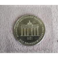 Серебро.10 марок 1991г( 200 лет  Бранденбургским воротам)+ конверт+ марка первого дня гашения