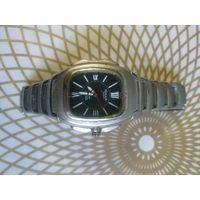 Часы наручные с браслетом. ТИКАЮТ. Состояние на скане. В коллекцию,ремонт,на запчасти.