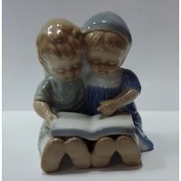 Статуэтка фарфоровая "Дети с книжкой" 80-е годы Япония. Высота 9 см. Целая, без реставрации.