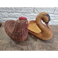 Пара винтажных плетеных соломенных корзинок для фруктов в виде курочки и лебедя. Европа 60-е годы
