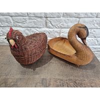 Пара винтажных плетеных соломенных корзинок для фруктов в виде курочки и лебедя. Европа 60-е годы