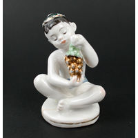 Статуэтка 'Мальчик с виноградом', фарфор, ЛФЗ, CCCР, 1950-60 гг.