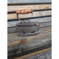 Старинный утюг на углях