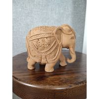 Фигурка из дерева слон