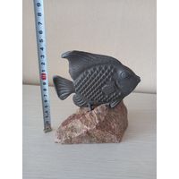 Статуэтка Рыбка металл на каменной подставке