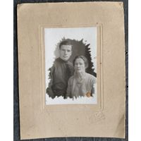 Фото женщины и мужчины. Ташкент. 1930 г. 9х14 см. На паспарту (19х24 см)