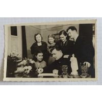 Офицер расписывается. 1950-е