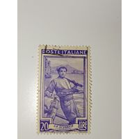 Италия 1950 Рыбак, вытягивающий невод, на фоне Неаполитанского залива и Везувия.