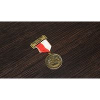 Металлическая медаль, посвященная пешему походу, посвященном событию "Mars in de Mеi", состоявшемуся 1 мая 1985 г.