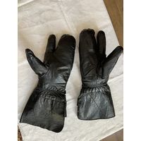Из мягчайшей тонкой но прочной ПЕРЧАТОЧНОЙ кожи краги пилотов отличнейшего качества пошива! Большой размер-можно одевать на тканевые перчатки в холодное время.