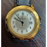 Винтажные наручные часы Вымпел имеет золотистый корпус и безель с гравировкой цифр , работоспособность не известна .